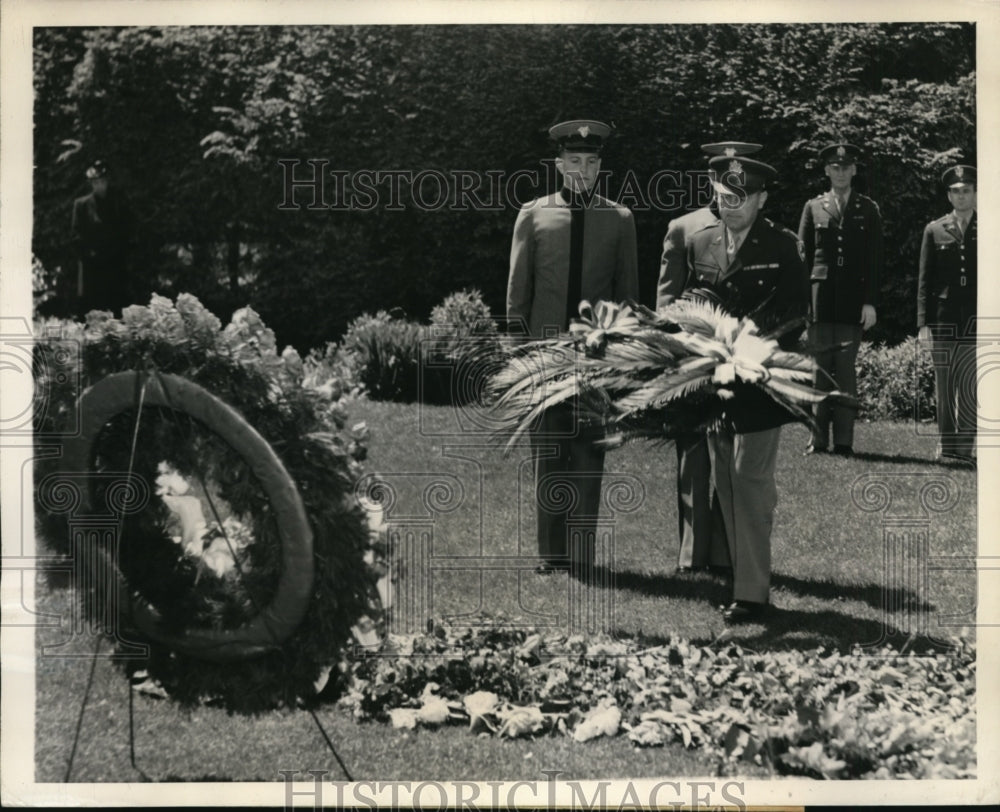 1945 Press Photo Brig General George Honnen at Grave of Late President Roosevelt