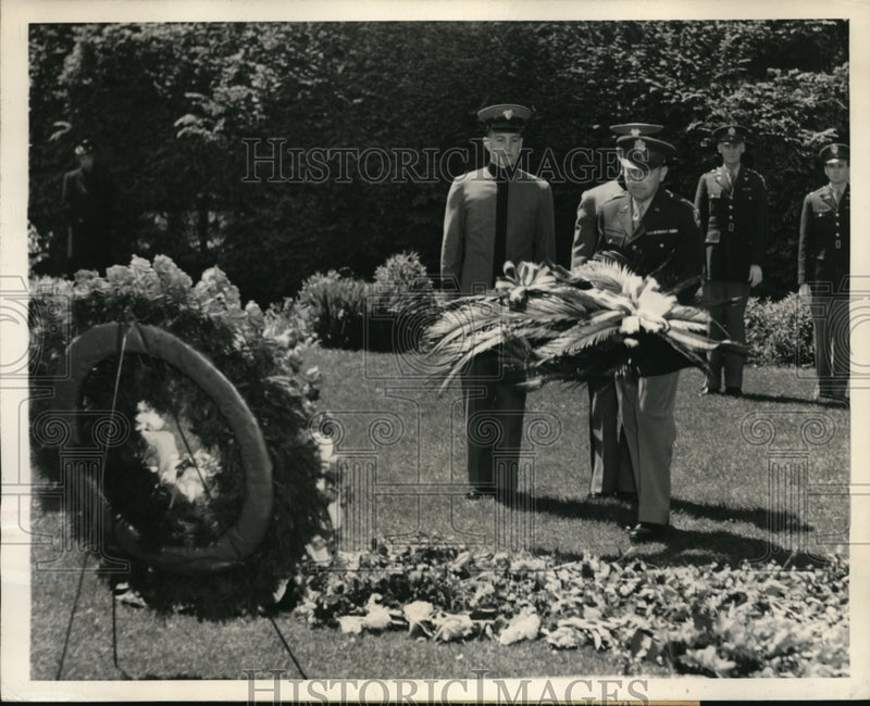 Load image into Gallery viewer, 1945 Press Photo Brig General George Honnen at Grave of Late President Roosevelt
