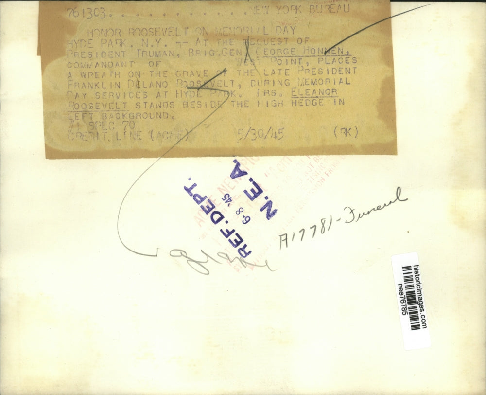 1945 Press Photo Brig General George Honnen at Grave of Late President Roosevelt