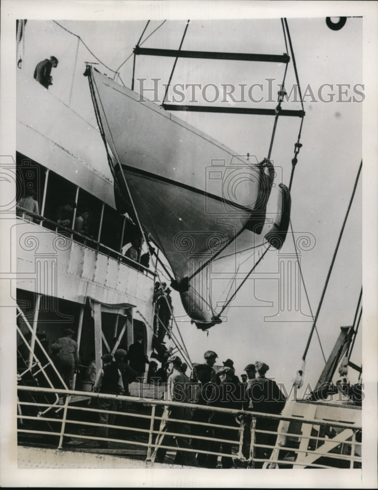 1939 Press Photo Yacht being hoisted abroad the President Harding at Southampton- Historic Images