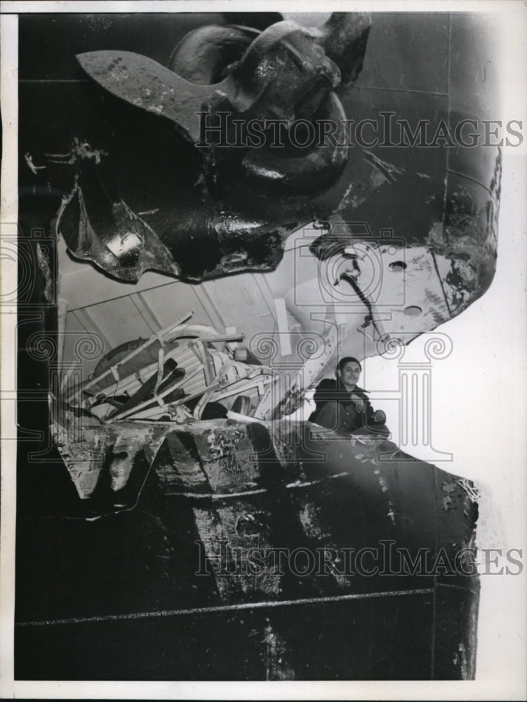 1946 Press Photo Seaman Aboard Freighter Sea Centaur in San Francisco Bay