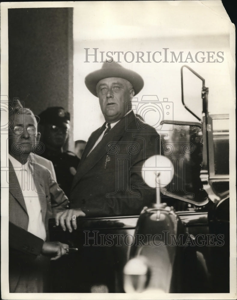 1933 Press Photo President Franklin Roosevelt at Hospital to See Cermale