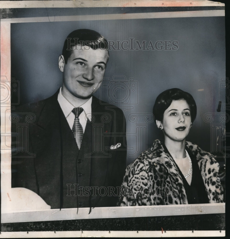 1954 Press Photo Jimmy Goldsmith Makes Funeral Plans for Wife of 5 Months