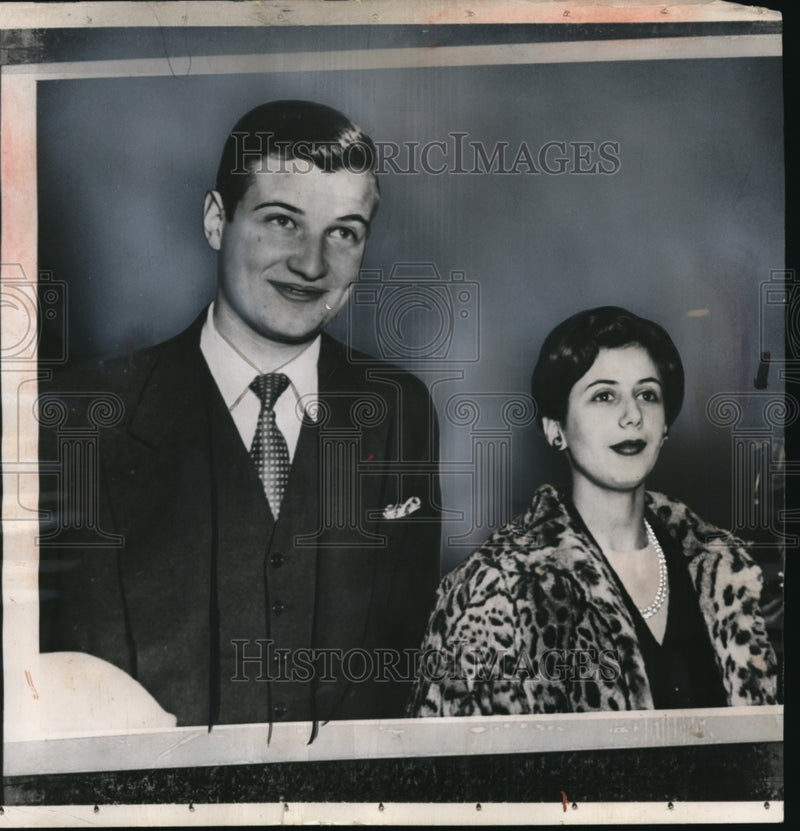 Load image into Gallery viewer, 1954 Press Photo Jimmy Goldsmith Makes Funeral Plans for Wife of 5 Months
