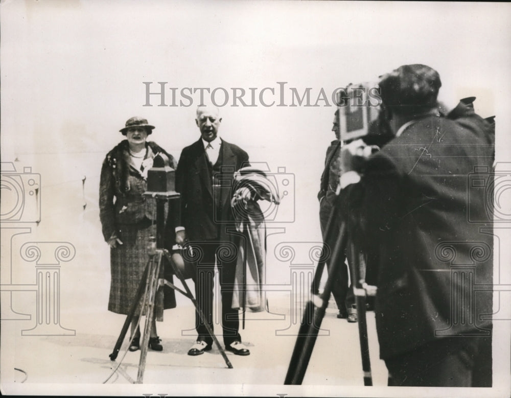 1937 Press Photo Former Governor Alfred Smith & Mrs Smith Arriving in Naples