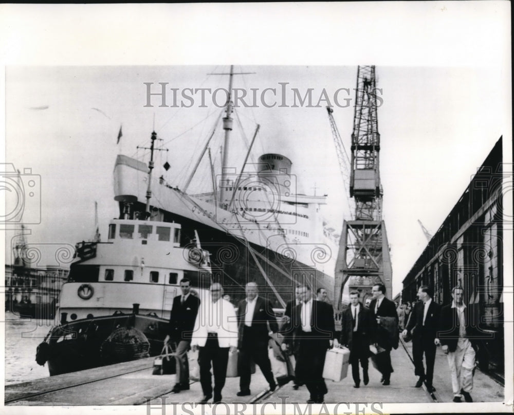 1966 Press Photo Strike Idles British Shipping Seaman Walking Away in England