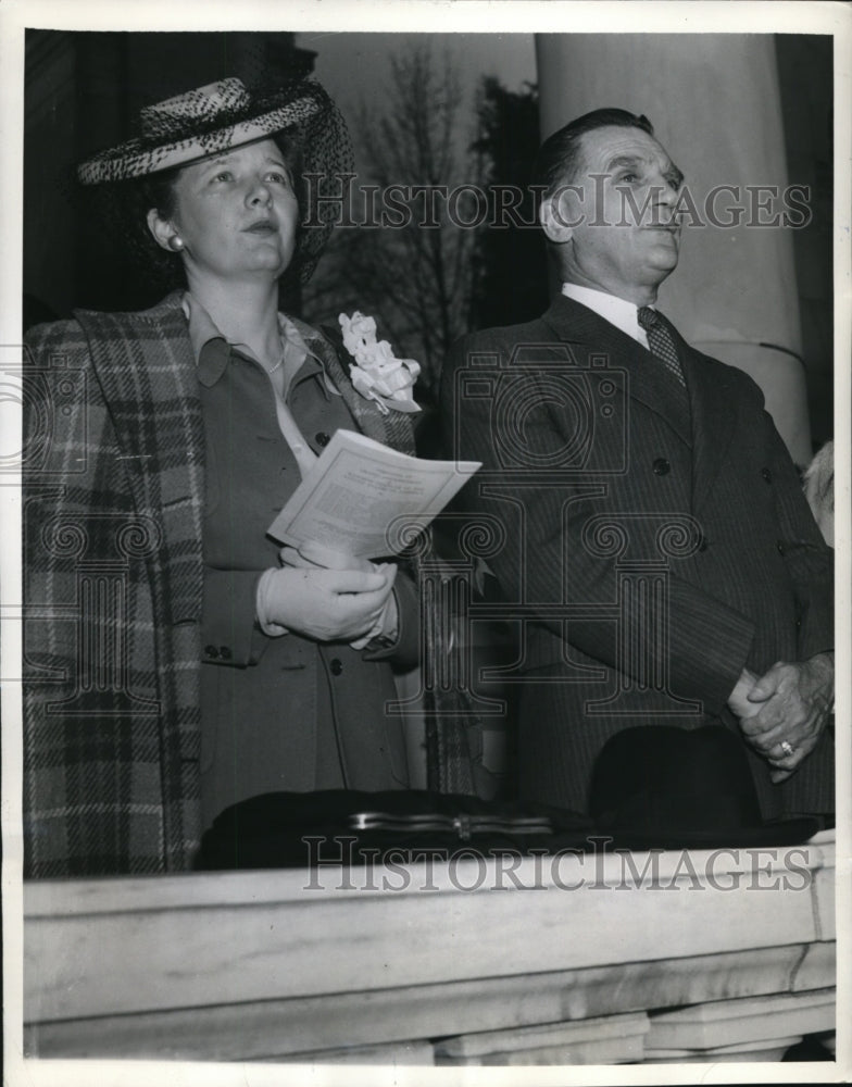 Load image into Gallery viewer, 1942 Press Photo Senator &amp; Mrs Gerald P Nye of North Dakota at Easter services
