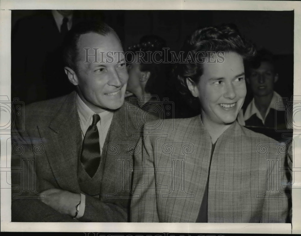 1944 Press Photo Count Kurt von Haugwitz-Reventlow and wife Peggy. - nee78946