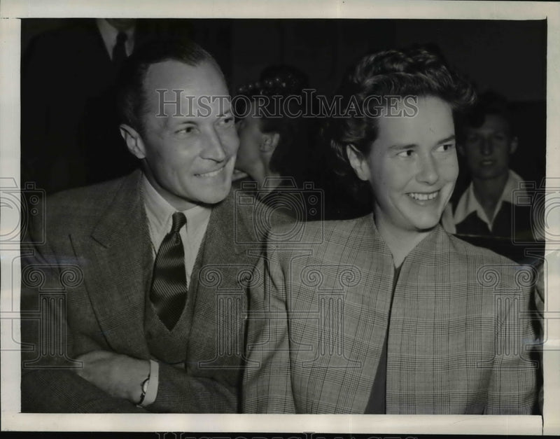 Load image into Gallery viewer, 1944 Press Photo Count Kurt von Haugwitz-Reventlow and wife Peggy. - nee78946
