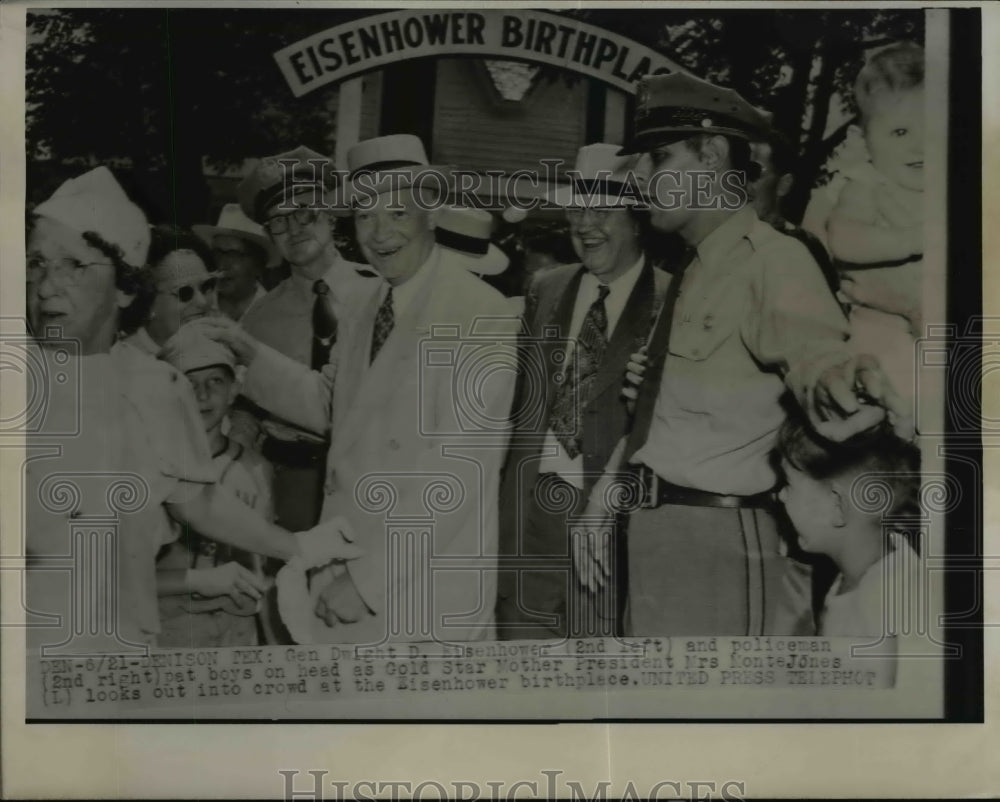 1952 Press Photo Gen.Dwight Eisenhower at Eisenhower birthplace in Denisin Tex.