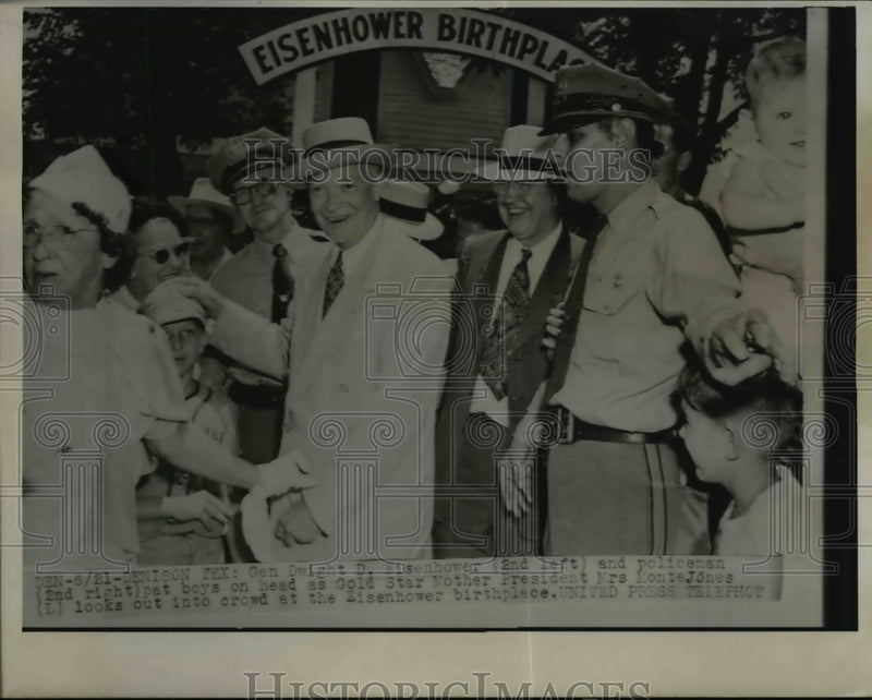 Load image into Gallery viewer, 1952 Press Photo Gen.Dwight Eisenhower at Eisenhower birthplace in Denisin Tex.
