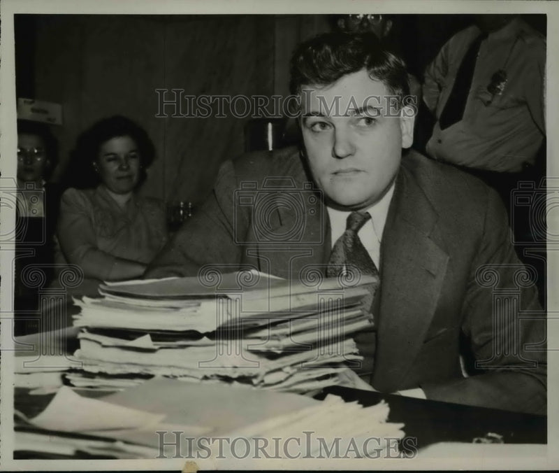 Load image into Gallery viewer, 1945 Press Photo Percy Greaces,worker in the Office of Den. Owen Brewster.
