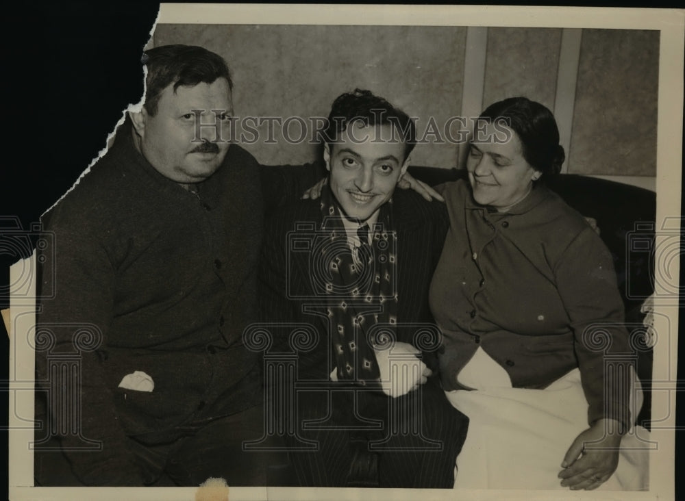 1939 Press Photo John Longo With His Parents Michael And Anna Longo - nee79362