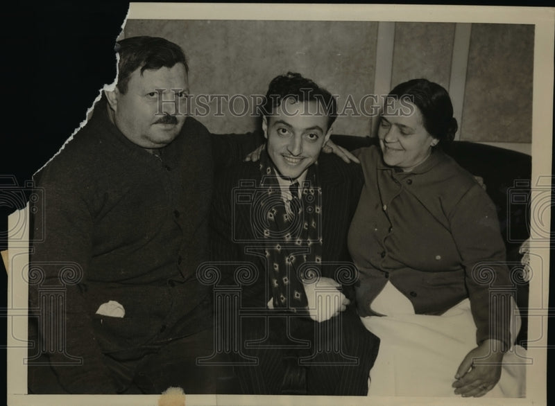 Load image into Gallery viewer, 1939 Press Photo John Longo With His Parents Michael And Anna Longo - nee79362
