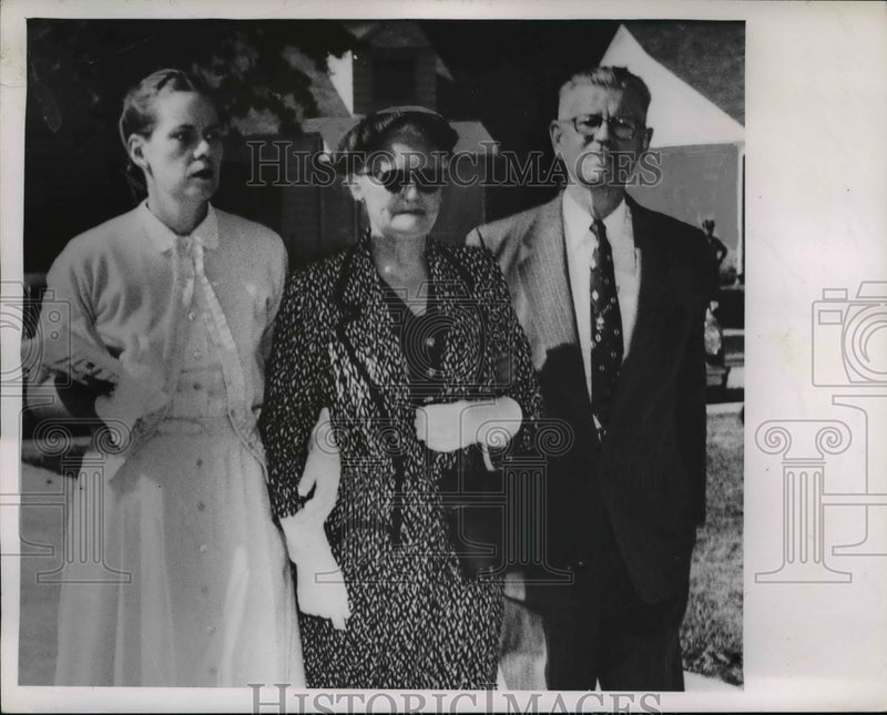 Load image into Gallery viewer, 1955 Press Photo Dr Richard Sheppard &amp; wife and another woman - nee79493
