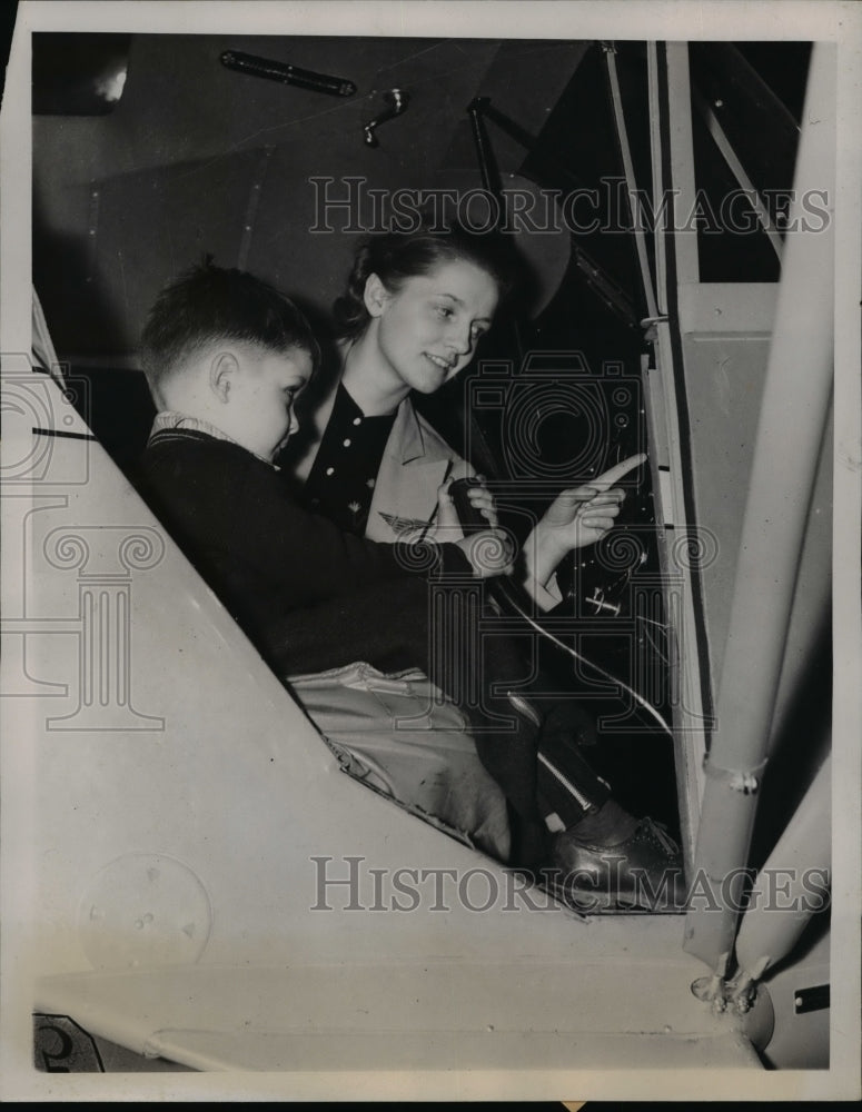1939 Press Photo Nancy Schwartz & Donald Alfred in a Cub Coupe plane at NYC