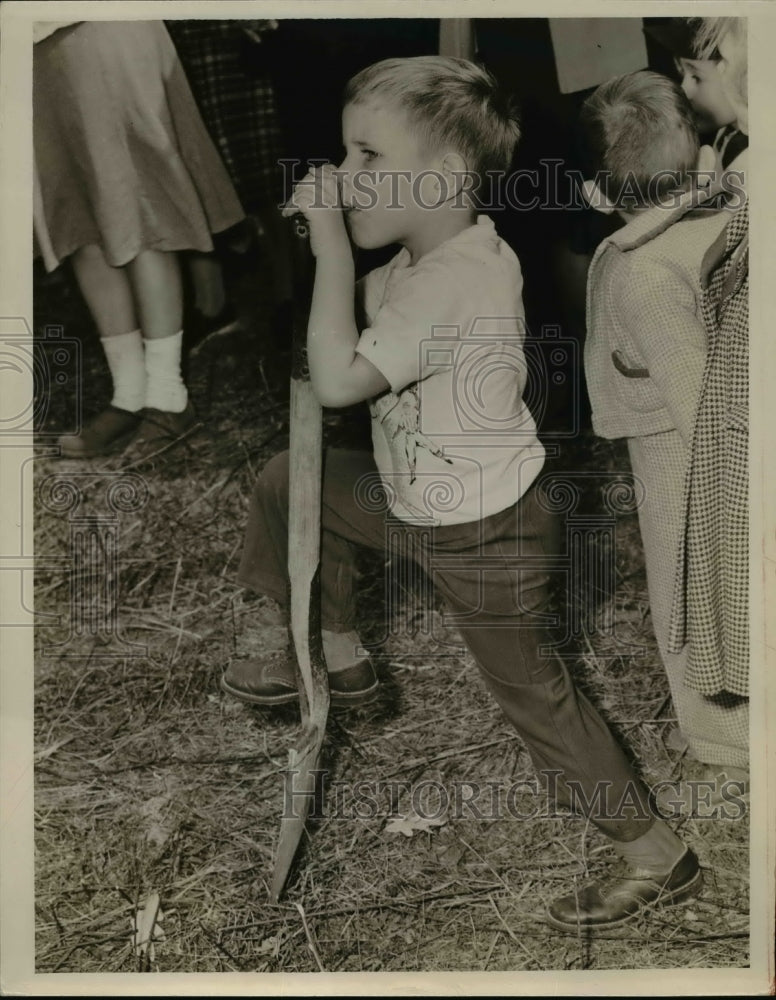 1952 Press Photo A child at groundbreaking for Ohio turnpike - nee79767
