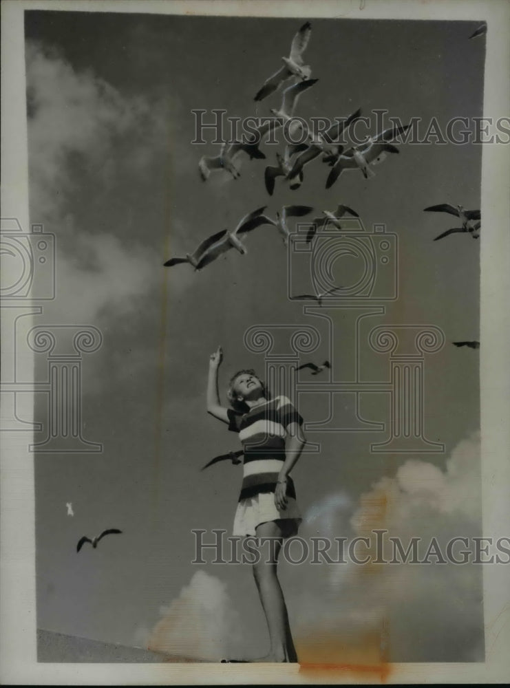 Load image into Gallery viewer, 1945 Press Photo Sea gulls &amp; Lila Lee Loots at St Petersburg Florida - nee80354
