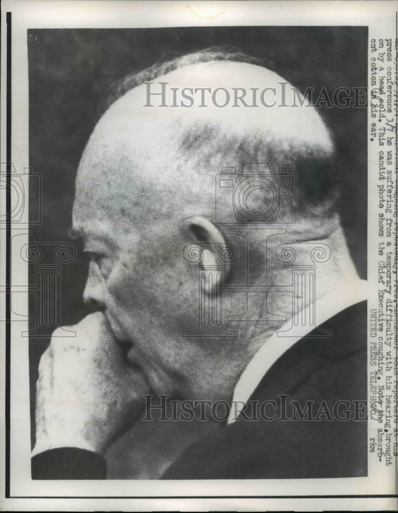 1957 Press Photo President Eisenhower at a press conference with a head cold