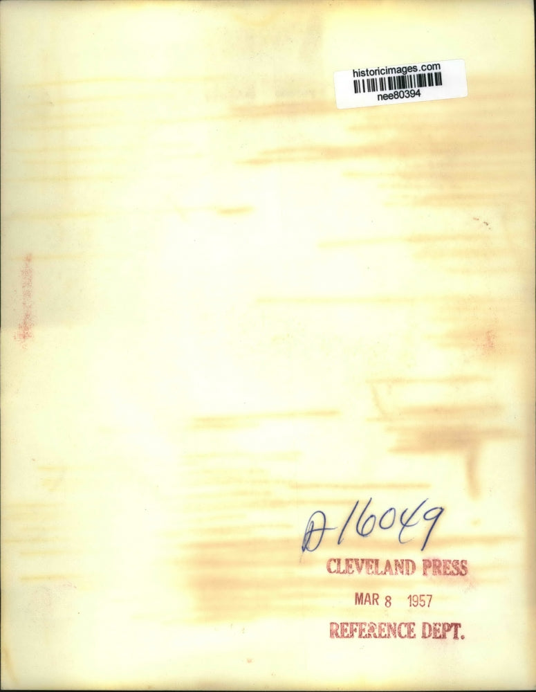 1957 Press Photo President Eisenhower at a press conference with a head cold