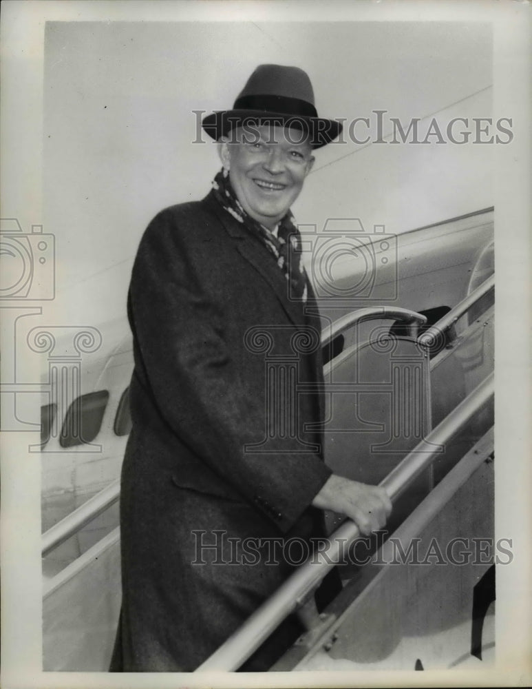 Load image into Gallery viewer, 1958 Press Photo President Eisenhower boarding an airplane - nee80602
