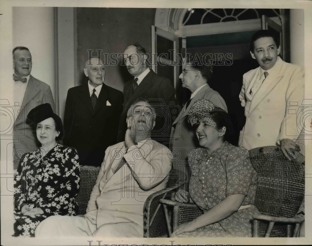 1940 Press Photo President Franklin Roosevelt at his estate in Hyde Park NY