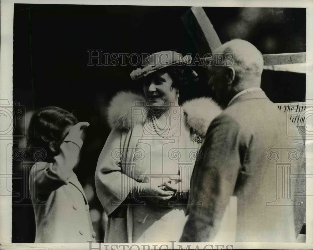 1937 Press Photo Queen Elizabeth and Princess Elizabeth at Planting of Oaks.