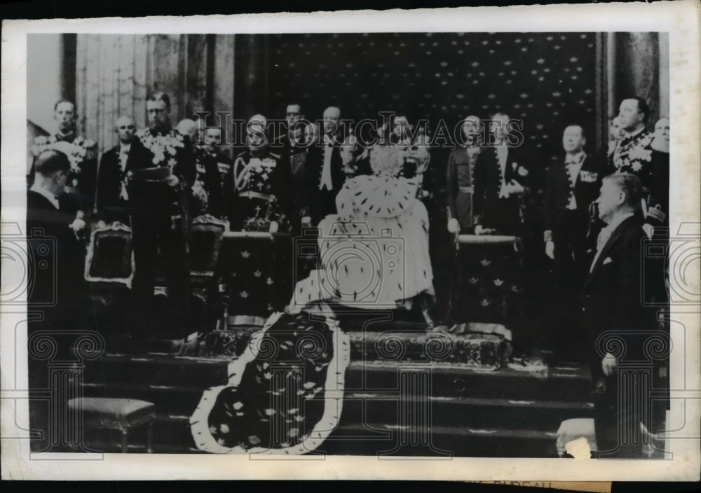 1950 Press Photo Crown Prince Gustaf Adolf delivers the monarch address.
