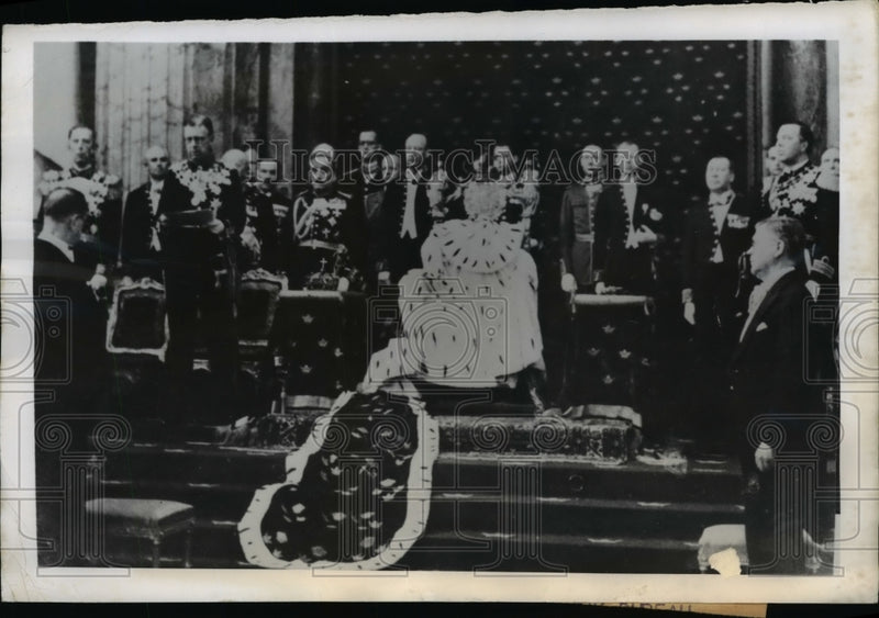 Load image into Gallery viewer, 1950 Press Photo Crown Prince Gustaf Adolf delivers the monarch address.
