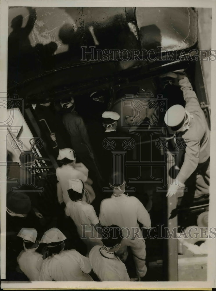 Load image into Gallery viewer, 1931 Press Photo Frederick Snite Jr in a iron lung loaded to train for Chicago t
