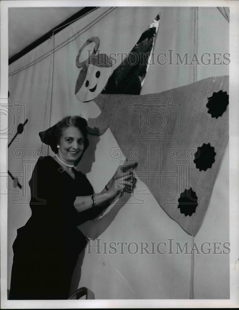 1957 Press Photo Mrs Howard R Schuemann with Xmas decorations in Ohio