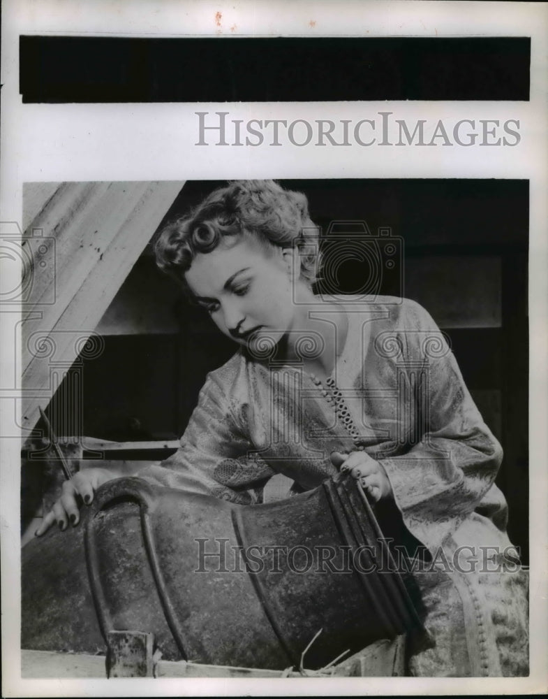 Load image into Gallery viewer, 1950 Press Photo Carolyn Kenny US International Trade Fair secretary in Chicago
