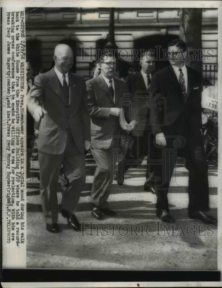 1956 Press Photo President Eisenhower walks from White House to Executive Office