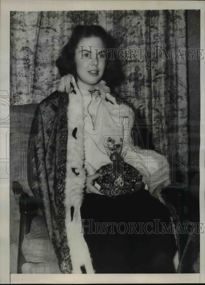 Load image into Gallery viewer, 1939 Press Photo Ms.Jane.Eberle crowned as Hamiltom College Ice Fete - nee81859
