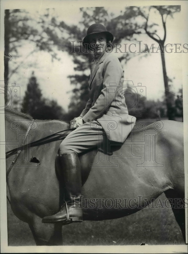 1931 Press Photo Mrs. Robert V.McKimaround,participates in Hunts and Rider.