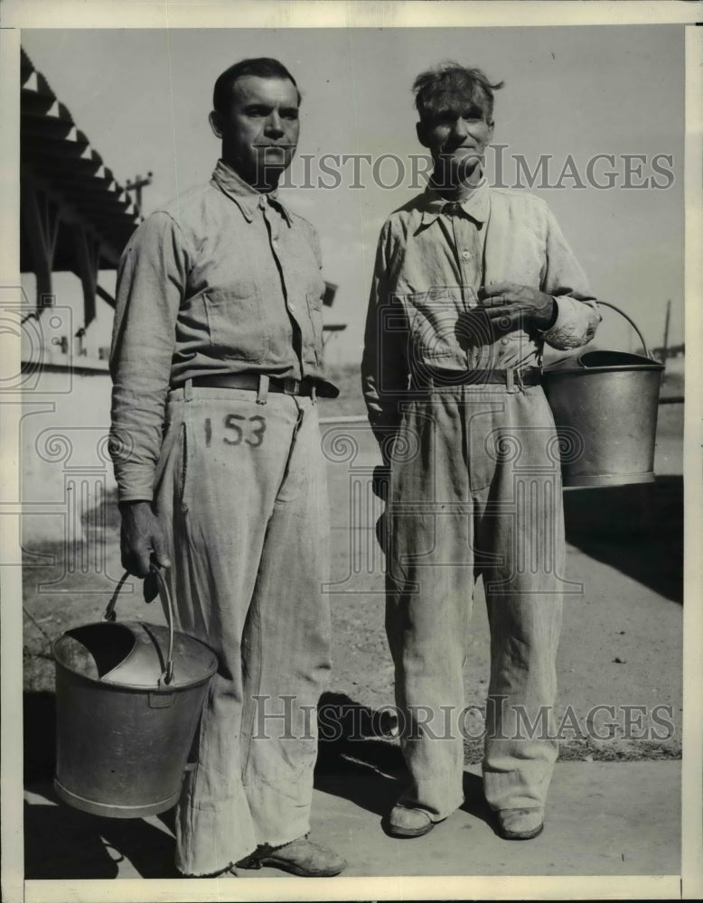 Load image into Gallery viewer, 1936 Press Photo R.C. Spencer and Price W.Johnson Prisoner in Arizona Prison.

