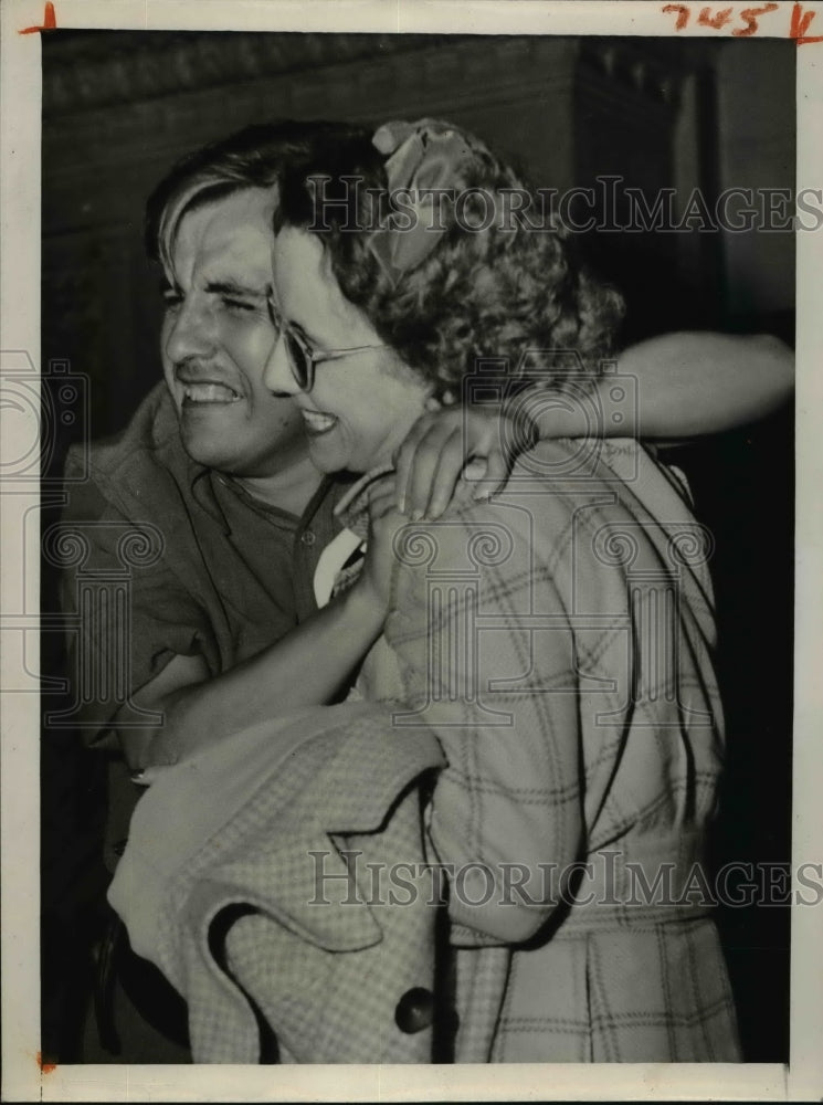 Load image into Gallery viewer, 1945 Press Photo Arthur Gesemyer &amp; mom Mrs GG Gesemyer reunited in LA CA
