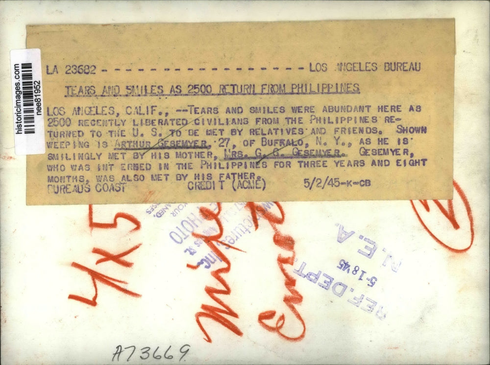 1945 Press Photo Arthur Gesemyer & mom Mrs GG Gesemyer reunited in LA CA