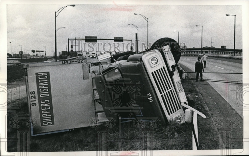 Press Photo Truck Accident On The Road - nee82584