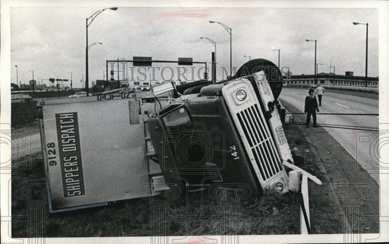 Load image into Gallery viewer, Press Photo Truck Accident On The Road - nee82584
