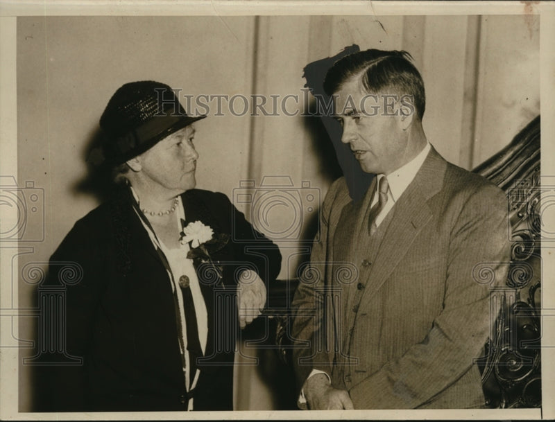 Load image into Gallery viewer, 1933 Press Photo Henry A.Wallace,Sec.of Agriculture speaks with Ellen Gowan Hood
