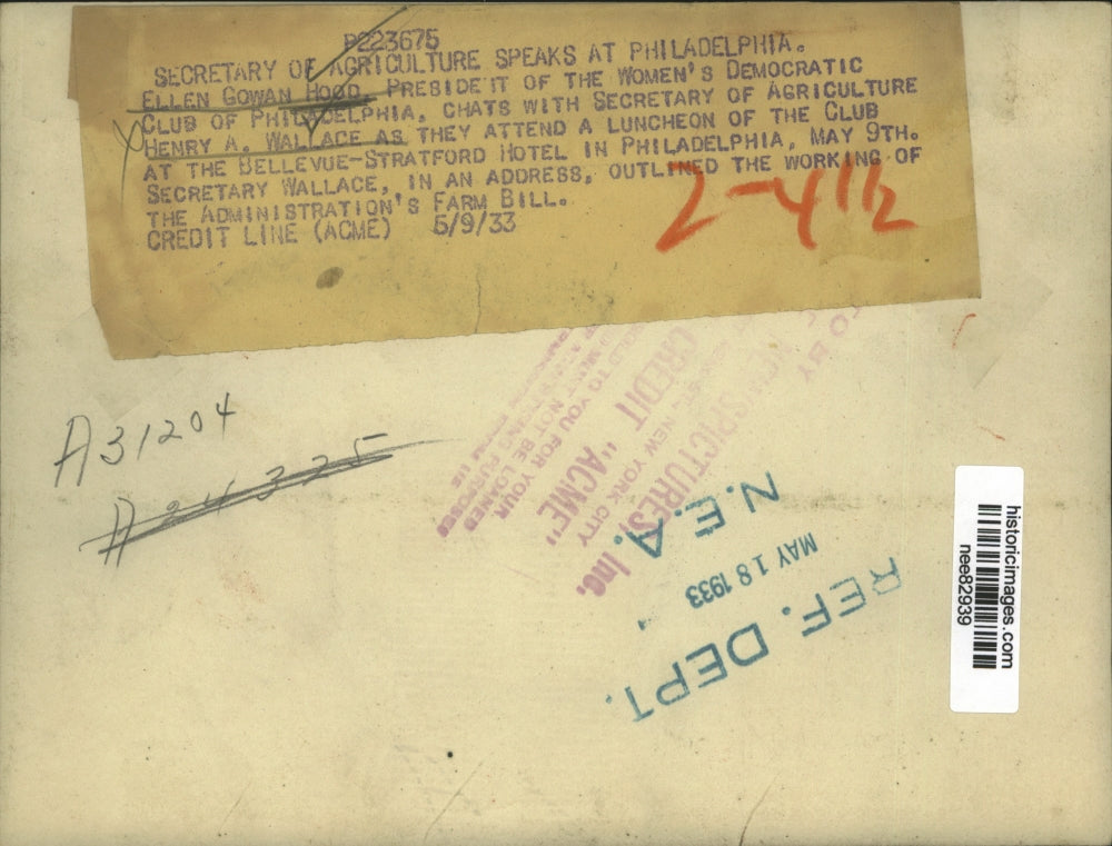 1933 Press Photo Henry A.Wallace,Sec.of Agriculture speaks with Ellen Gowan Hood