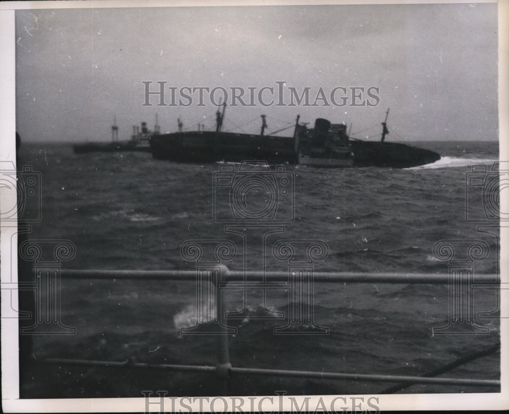 1952 Press Photo American Freighter Flying Enterprise at a dangerous angle.