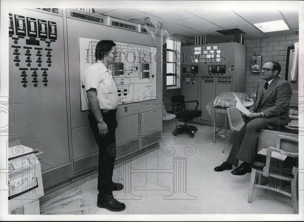 1977 Press Photo Dennis Sustarsic and Stan Cesen Environmental Engineer