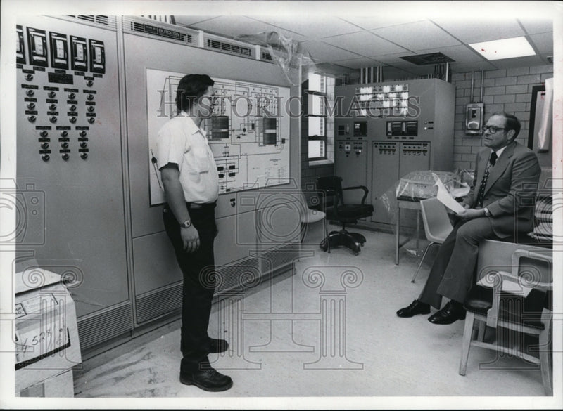 Load image into Gallery viewer, 1977 Press Photo Dennis Sustarsic and Stan Cesen Environmental Engineer
