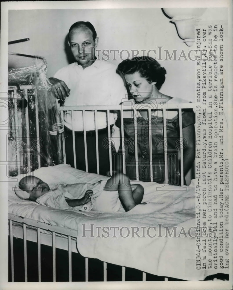 1950 Press Photo Mr. and Mrs. Flanagan Are Shown Looking Over Linda's Bed