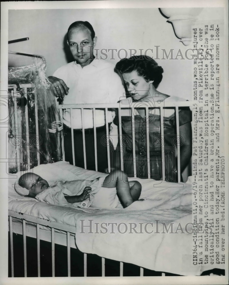 Load image into Gallery viewer, 1950 Press Photo Mr. and Mrs. Flanagan Are Shown Looking Over Linda's Bed
