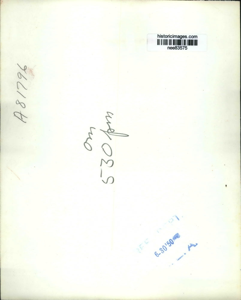 1950 Press Photo Mr. and Mrs. Flanagan Are Shown Looking Over Linda's Bed