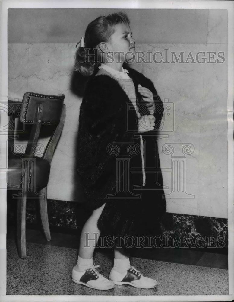 1957 Press Photo Camilia Nielson wears fur coat to meet her aunt at the airport