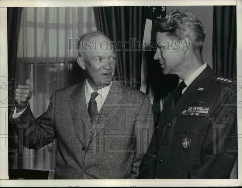Load image into Gallery viewer, 1957 Press Photo President Eisenhower &amp; a military officer in Washington DC
